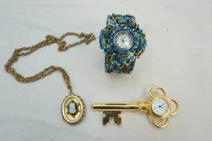 lot 210 image: jewelry
