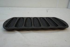 lot 8 image: vintage corn bread mold