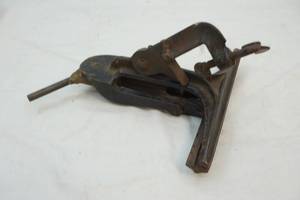 lot 20 image: large vintage saw vise