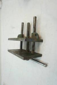 lot 21 image: vintage bench vise