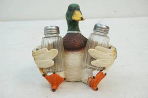 lot 29 image: duck themed salt and pepper shakers
