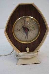 lot 33 image: vintage Brown & Bigelow Remembrance electric dresser clock