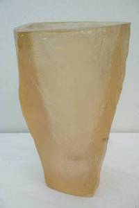 lot 76 image: resin vase