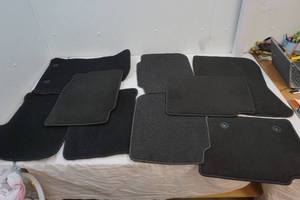 lot 83 image: clean car mats