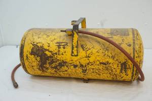 lot 85 image: Farm King air tank