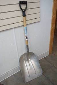 lot 98 image: Gaqrant grain scoop shovel
