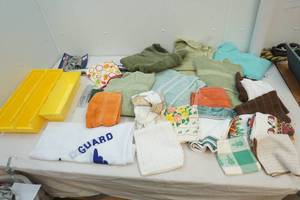 lot 140 image: bath towels and assorted kitchen and hand towels