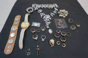 lot 145 image: jewelry