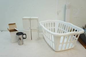 lot 175 image: travel mugs