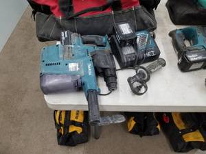 Makita LXRH01 1516 Hammer Drill with Vacuum System, Side Handle, (2) Batteries, (1) Charger, Husky Carry Case