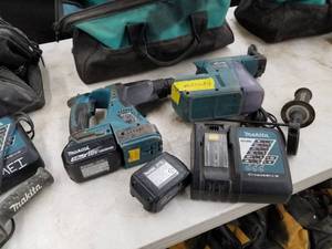 Makita LXRH01 1516 Hammer Drill with Vacuum System, Side Handle, (2) Batteries, (1) Charger, Carry Case