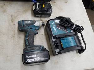 Makita BTD141 14 Impact Wrench with (2) Batteries, (1) Charger, Carry Case