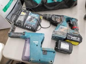 Makita XRH01 1516 Hammer Drill with Vacuum System, (2) Batteries, (1) Charger, Carry Case