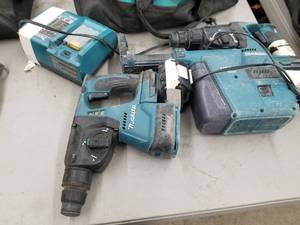 Lot of (2) Makita XRH01 1516 Hammer Drill with (1) Vacuum System, (2) Batteries, (1) Charger, Carry Case