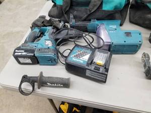 Makita XRH01 1516 Hammer Drill with Vacuum System, Side Handle, (2) Batteries, (1) Charger, Carry Case
