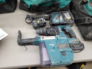 Makita LXRH01 1516 Hammer Drill with Vacuum System, Side Handle, (2) Batteries, (1) Charger, Carry Case