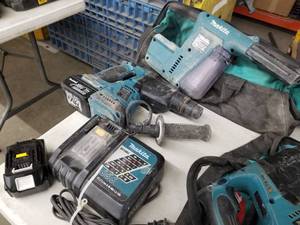 Makita XRH01 1516 Hammer Drill with Vacuum System, Side Handle, (2) Batteries, (1) Charger, Carry Case