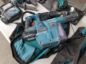 Makita XRH01 1516 Hammer Drill with Vacuum System, Side Handle, (2) Batteries, (1) Charger, Carry Case
