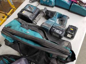 Makita XRH01 1516 Hammer Drill with (2) Batteries, (1) Charger, Carry Case
