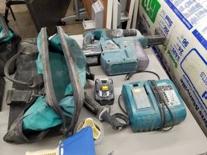 Makita XRH01 1516 Hammer Drill with Vacuum System, Side Handle, (2) Batteries, (1) Charger, Carry Case