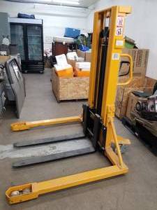 Northern Industrial Tools SDJSA 1000 2200-lb Manual Hydraulic Stacker with 42 Forks