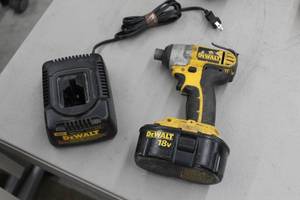 DeWalt DC825 14 Impact Driver with Battery, Charger
