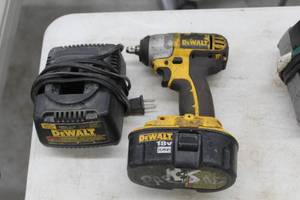 DeWalt DC823 38 Impact Wrench with Battery, Charger