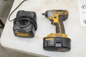 DeWalt DC823 38 Impact Wrench with Battery, Charger