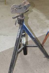 31 Pipe Stand with Roller Top