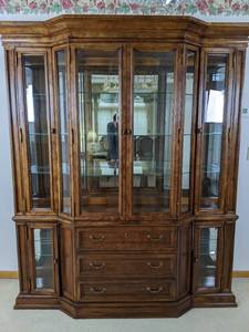 lot 5 image: Elegant Vintage China Hutch American of Martinsville Wooden Display Cabinet with Glass Shelves and (3) Drawers