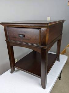 lot 55 image: Gorgeous Wooden Single Drawer End Table