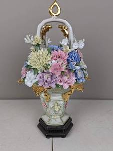 lot 61 image: Antique Derby Porcelain Flower Centerpiece Vase with Gold Accent