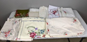 lot 76 image: Assortment of (8) Tablecloths and Table Runners