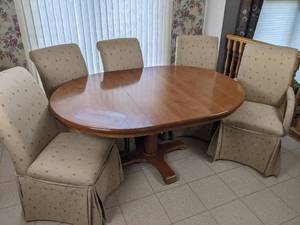 lot 14 image: Round Pedestal Extending Dining Table and (5) Chairs on Casters