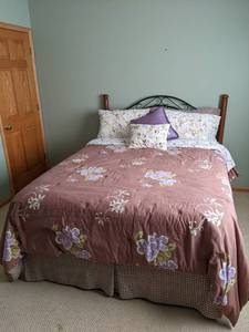 lot 26 image: Queen Size Metal Bed Frame with Headboard