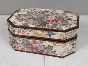 lot 148 image: Elegant Pink Vintage Jewelry Box