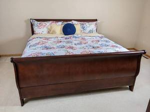 lot 3 image: Beautiful Standard King Size Wooden Bed Frame with Headboard and Footboard