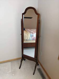 lot 166 image: Beautiful Wooden Arched Top Cheval Mirror