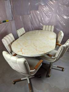 lot 189 image: Vintage Oval Dining Table and (6) Chairs on Casters