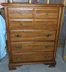 lot 194 image: Beautiful Vaughan Bassett 5-Drawer Dresser Chest