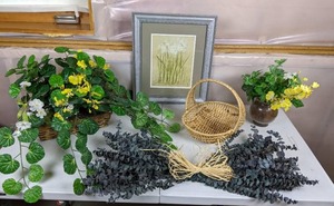 lot 239 image: Collection of Floral Decorations Artificial Flowers and Framed Wall Art