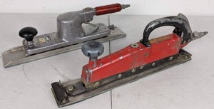 lot 37 image: Vintage Hutchins Industrial Pneumatic Speed Sander & ATCOA Viking Tools Air Straight-Line Sander