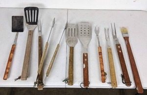 lot 53 image: Set of 10 Grilling Tools (Spatulas, Forks, Basting Brush and Tongs)