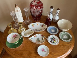lot 20 image: Lovely Array of Vintage Glassware and More