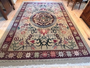 lot 3 image: Beautiful Area Rug
