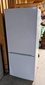 lot 31 image: Insignia Refrigerator