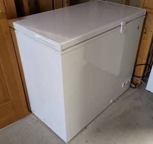 lot 32 image: GE Chest Freezer