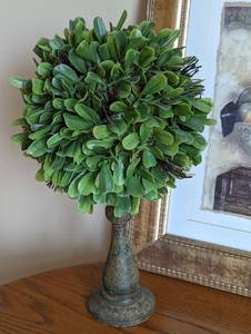 lot 46 image: Pretty Home Decor