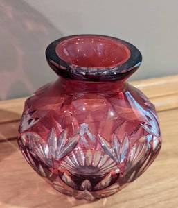 lot 81 image: Vintage Cranberry Glass Vases