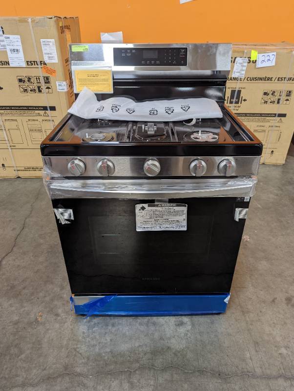 Samsung 6.0 cu. ft. Smart Freestanding Gas Range with 18K BTU Dual Power Burner in Stainless Steel (Scratch and Dent) - 1 Year Warranty